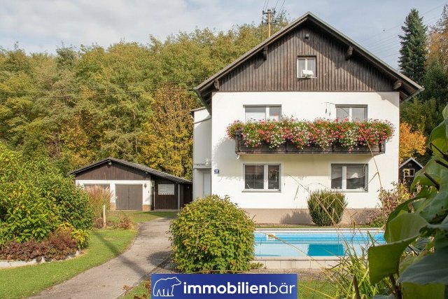 Solides Platzwunder mit Pool nur 500m vom Zentrum entfernt / Grundfläche 1.296 m² / Ziegeldoppelgarage mit Lagerraum