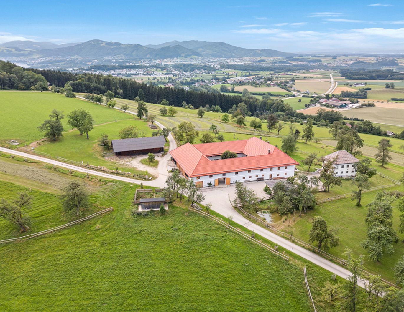 Für Pferde-Liebhaber! Traditioneller Vierkanthof mit 6 Boxen – Bild 1 von 6