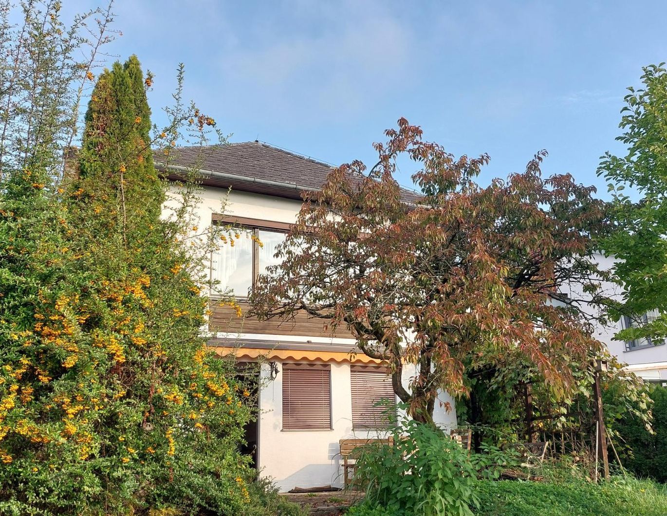 Großzügiges Wohnhaus mit Vielseitigem Potenzial auf 1.046 m² Grund – Bild 1 von 6