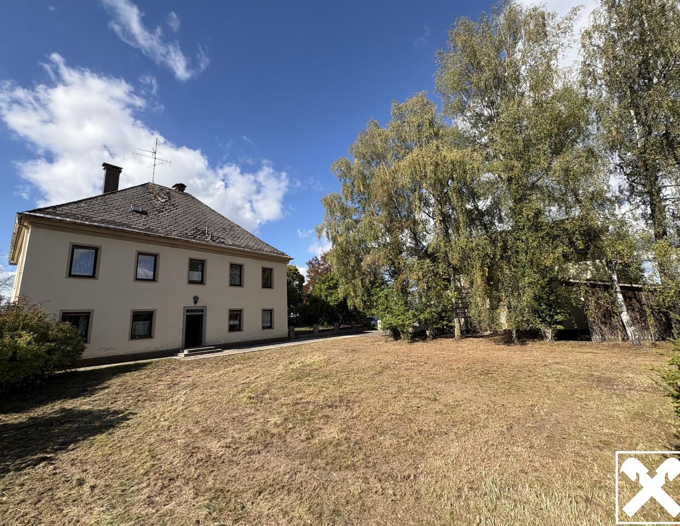 Wohnhaus mit Nebengebäude und Landwirtschaftlichen Nutzgrund – Bild 1 von 6
