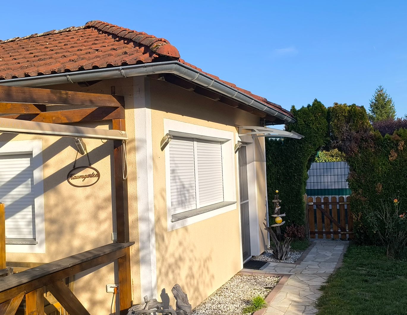 Gartenhaus am See mit Pool zu Verkaufen - 60 m² – Bild 1 von 6