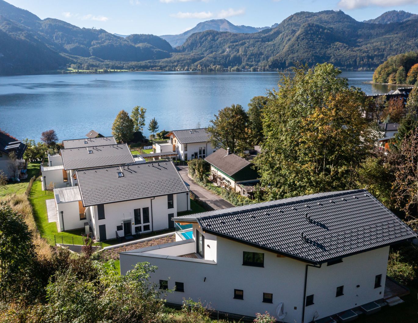 Luxus Pur am Mondsee | Einfamilienhaus mit Pool, Garten und Privatem Seezugang! – Bild 1 von 6