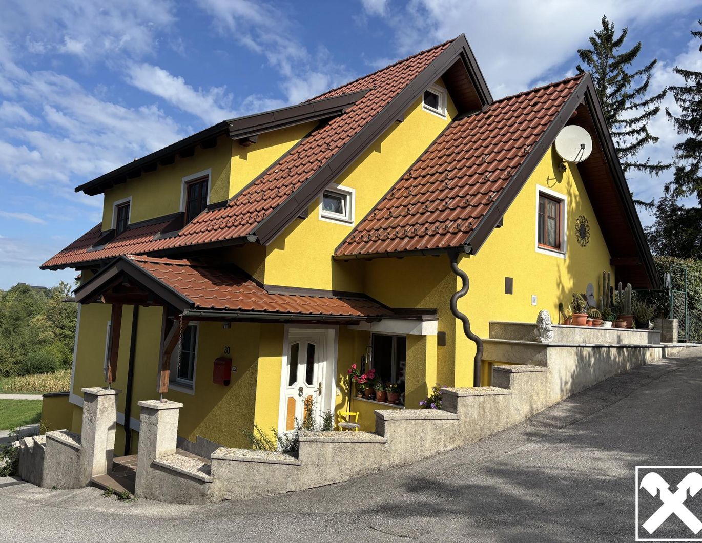 Wohnhaus mit Liebevoll Gestalteten Garten im Grünland – Bild 1 von 6