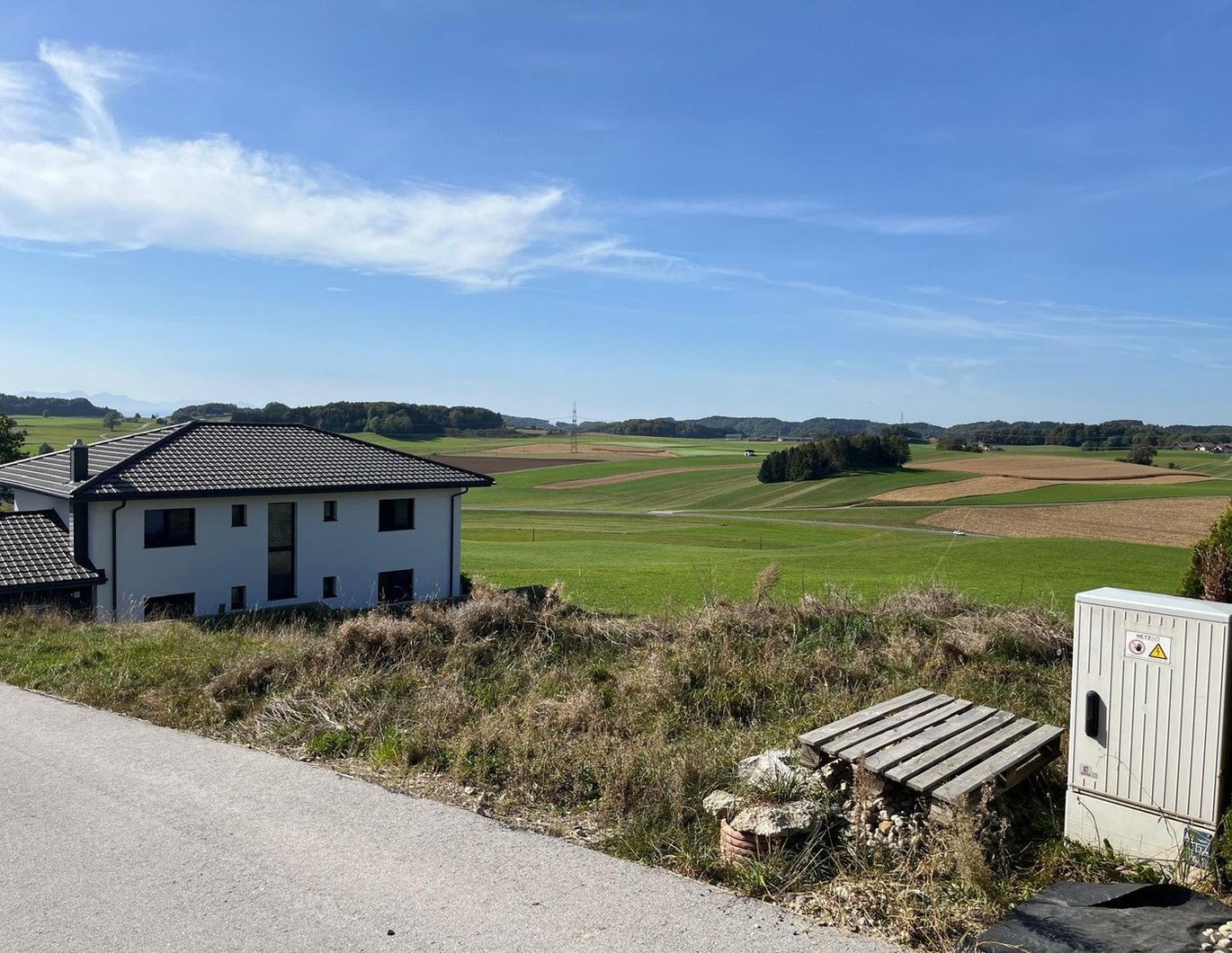 Vollaufgeschlossener Baugrund in Kirchberg bei Mattighofen - 722 m², Lastenfrei, ohne Bauzwang – Bild 1 von 3