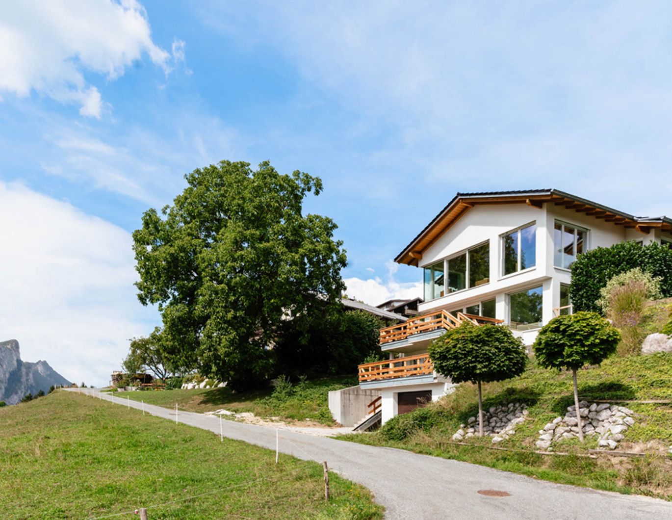 Logenplatz am Mondsee! Exklusives Wohnhaus mit Unvergleichlichem See- und Bergpanorama – Bild 1 von 6