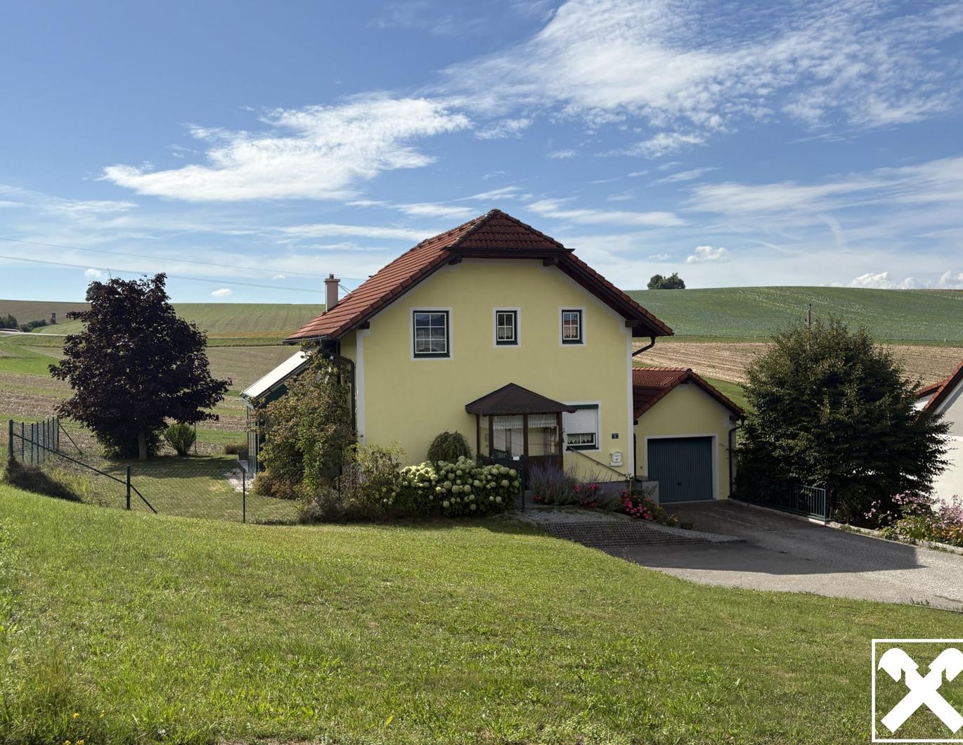 Charmantes Einfamilienhaus mit Wintergarten & Garage im Grünen – Bild 1 von 6