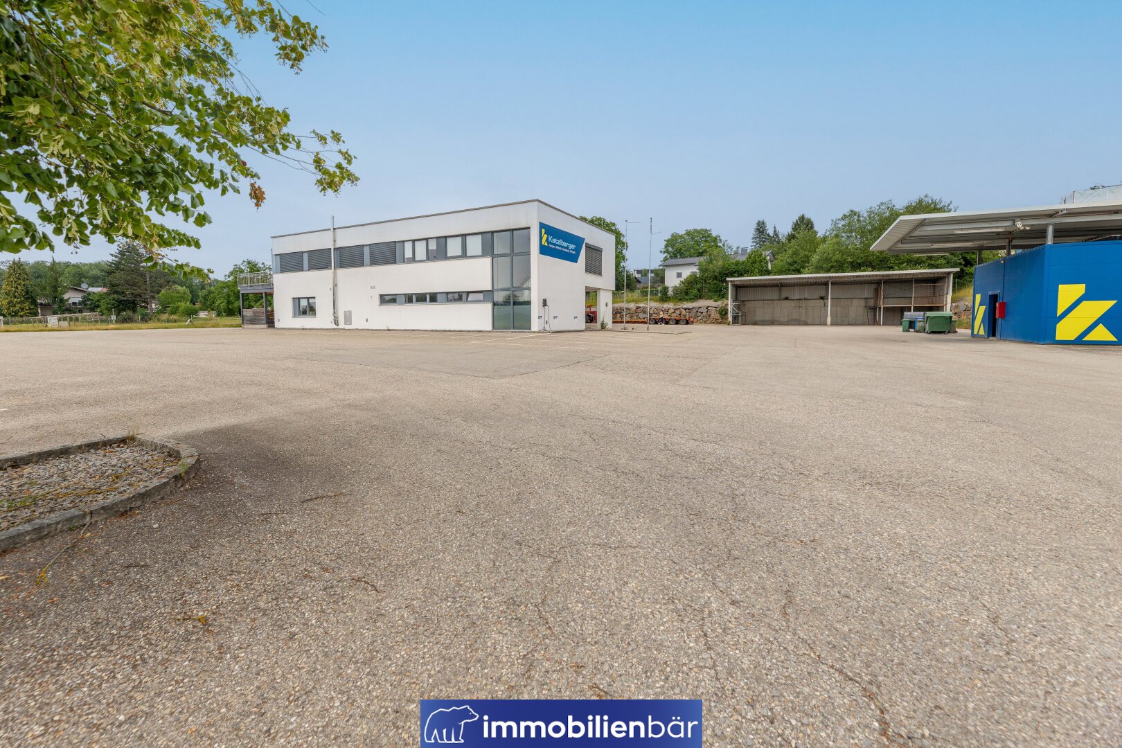 Premium Gewerbestandort bei Ried im Innkreis, maximale Sichtbarkeit inklusive - mit Büro, Werkstätte, Waschhalle, Tankstelle und riesigen Freiflächen – Bild 2 von 16