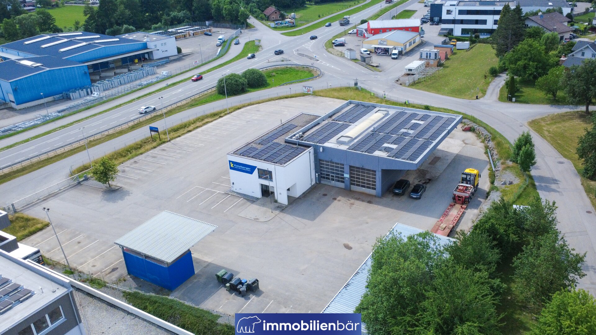 Premium Gewerbestandort bei Ried im Innkreis, maximale Sichtbarkeit inklusive - mit Büro, Werkstätte, Waschhalle, Tankstelle und riesigen Freiflächen – Bild 1 von 16